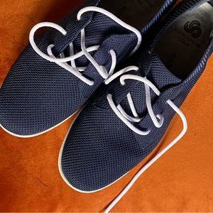 Navy Blue Cloudsteppers by Clarks 7.5 in near perfect condition